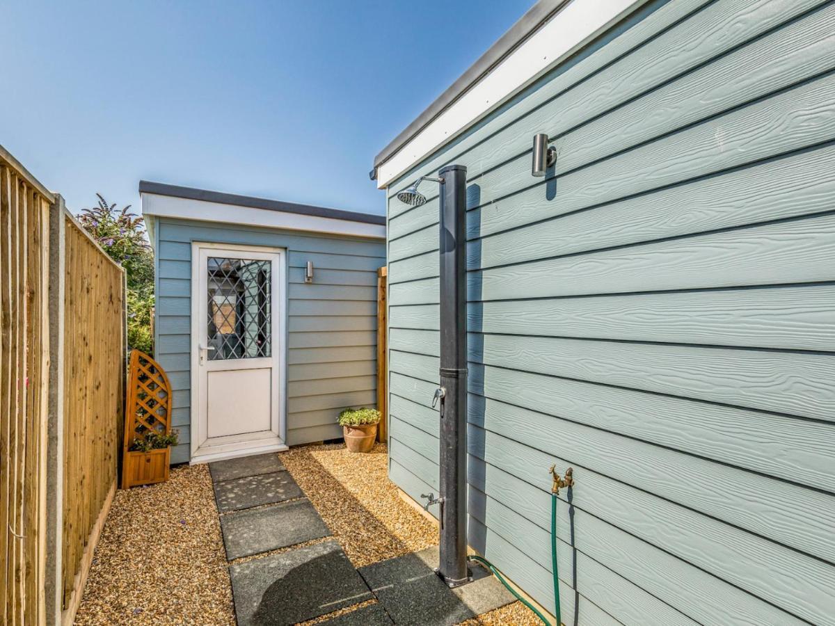 Pass The Keys Charming Chalet A Stones Throw From The Beach Chichester Bagian luar foto