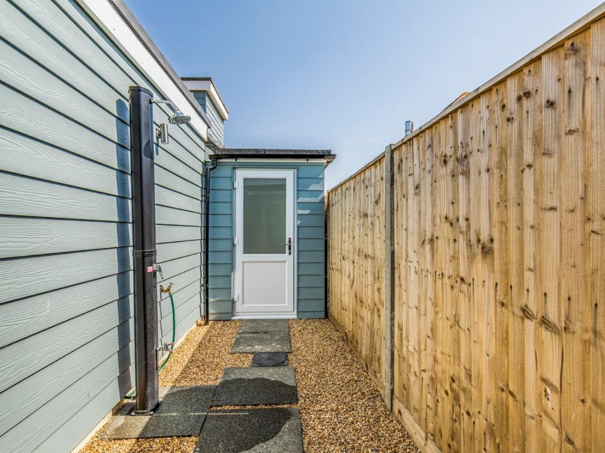 Pass The Keys Charming Chalet A Stones Throw From The Beach Chichester Bagian luar foto