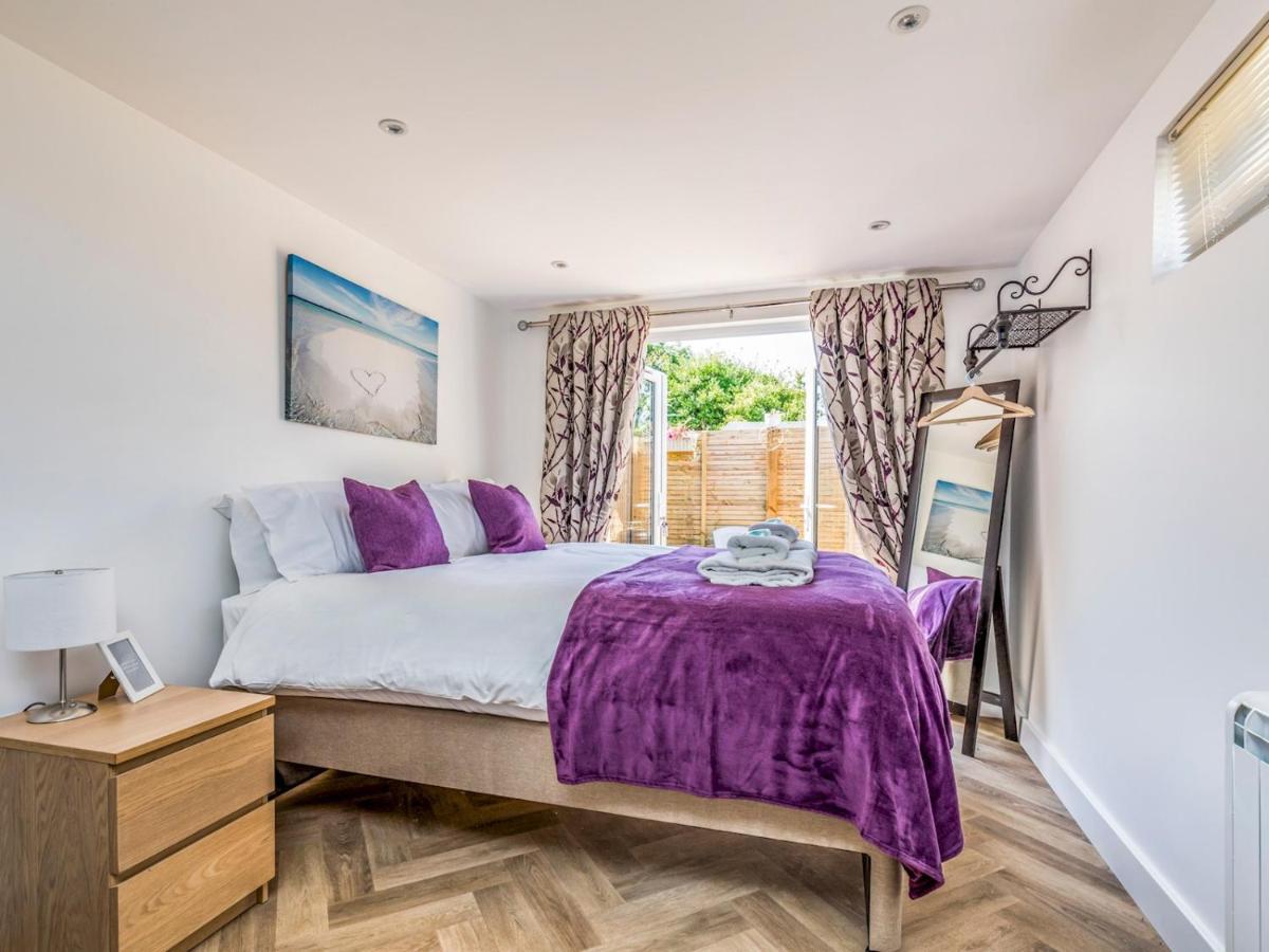 Pass The Keys Charming Chalet A Stones Throw From The Beach Chichester Bagian luar foto