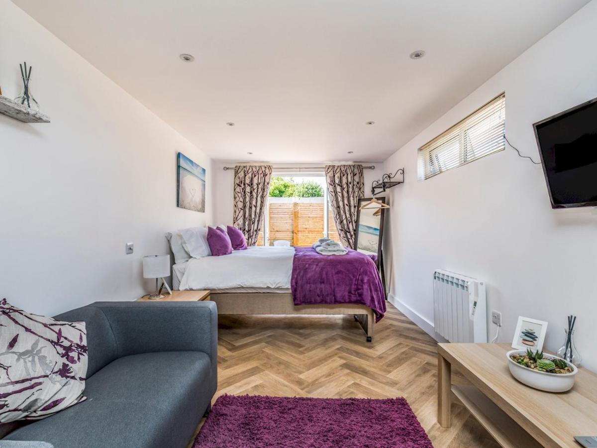 Pass The Keys Charming Chalet A Stones Throw From The Beach Chichester Bagian luar foto