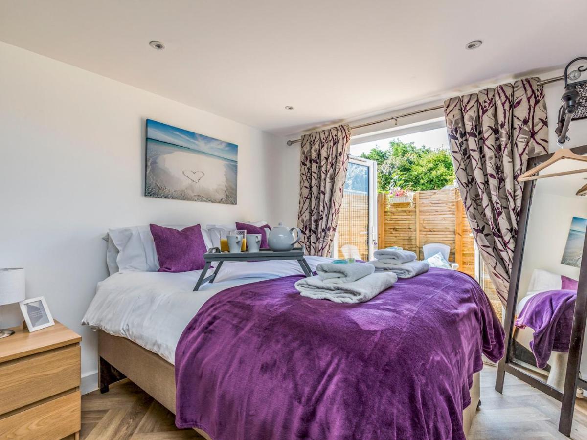 Pass The Keys Charming Chalet A Stones Throw From The Beach Chichester Bagian luar foto