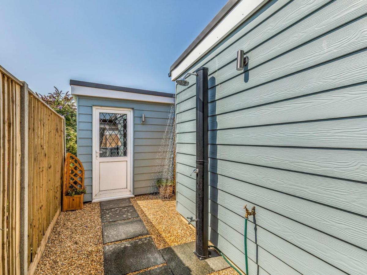 Pass The Keys Charming Chalet A Stones Throw From The Beach Chichester Bagian luar foto