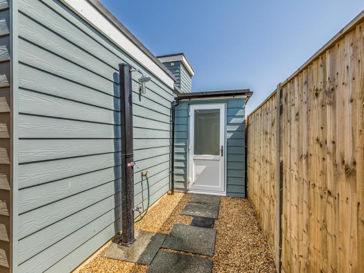 Pass The Keys Charming Chalet A Stones Throw From The Beach Chichester Bagian luar foto
