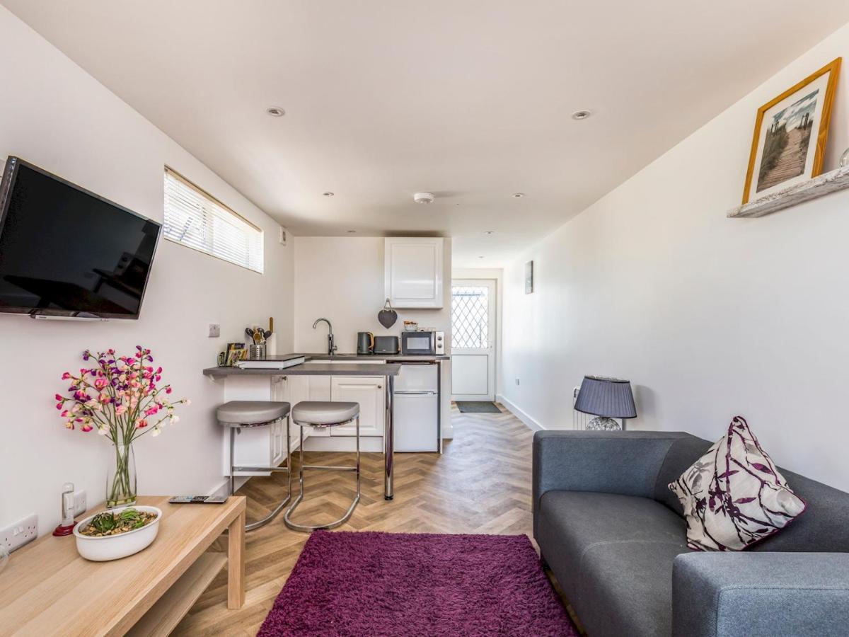 Pass The Keys Charming Chalet A Stones Throw From The Beach Chichester Bagian luar foto