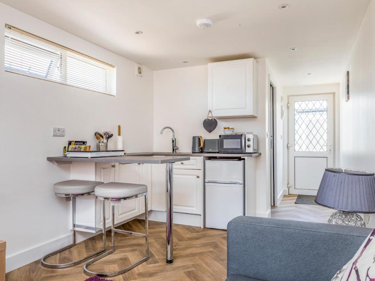 Pass The Keys Charming Chalet A Stones Throw From The Beach Chichester Bagian luar foto