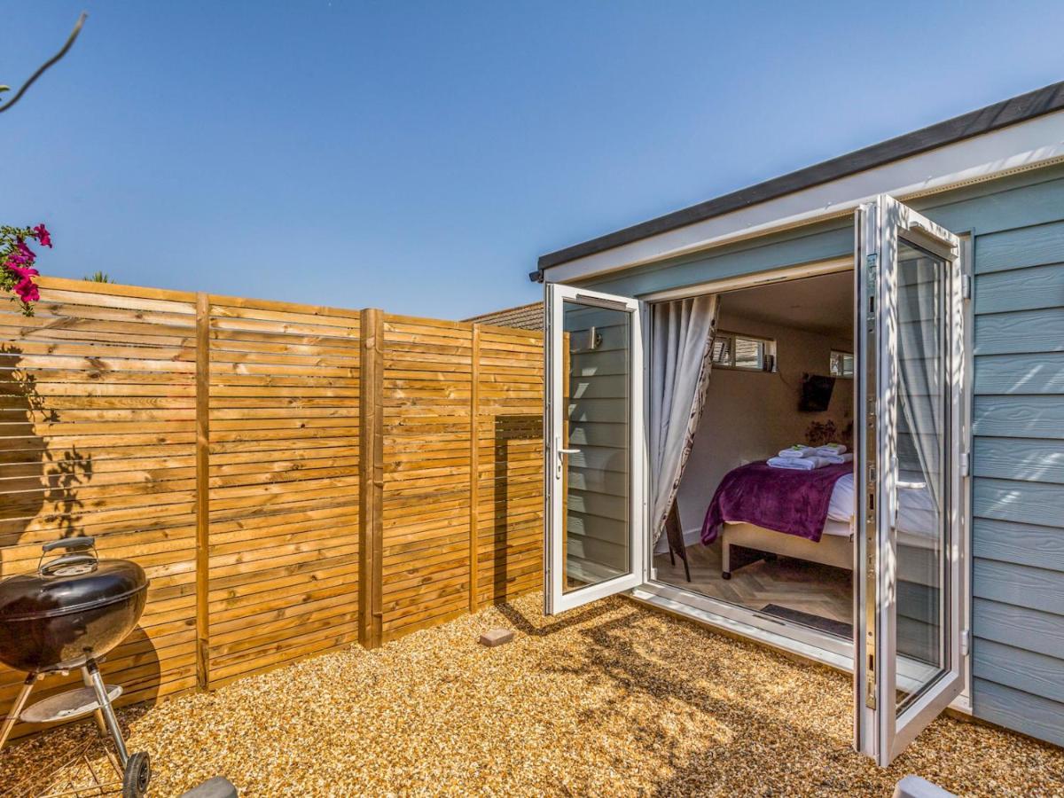 Pass The Keys Charming Chalet A Stones Throw From The Beach Chichester Bagian luar foto