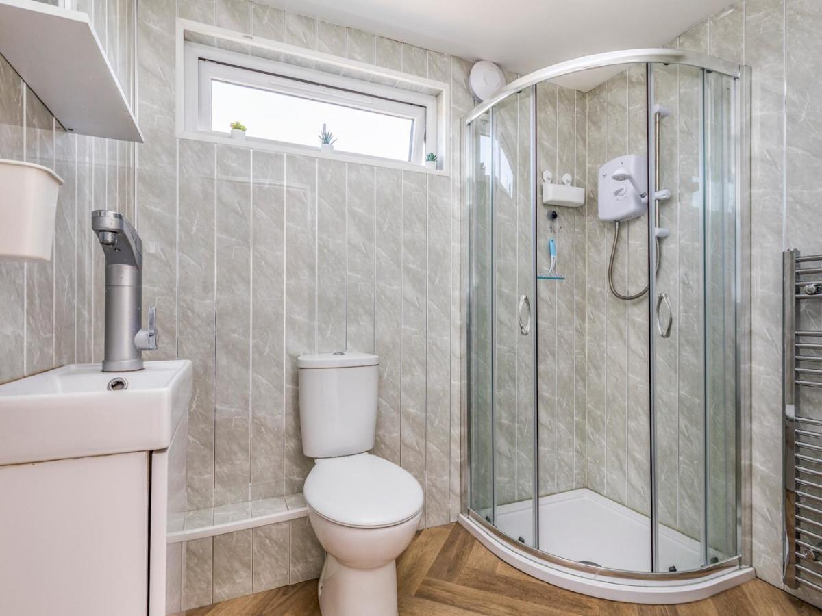 Pass The Keys Charming Chalet A Stones Throw From The Beach Chichester Bagian luar foto