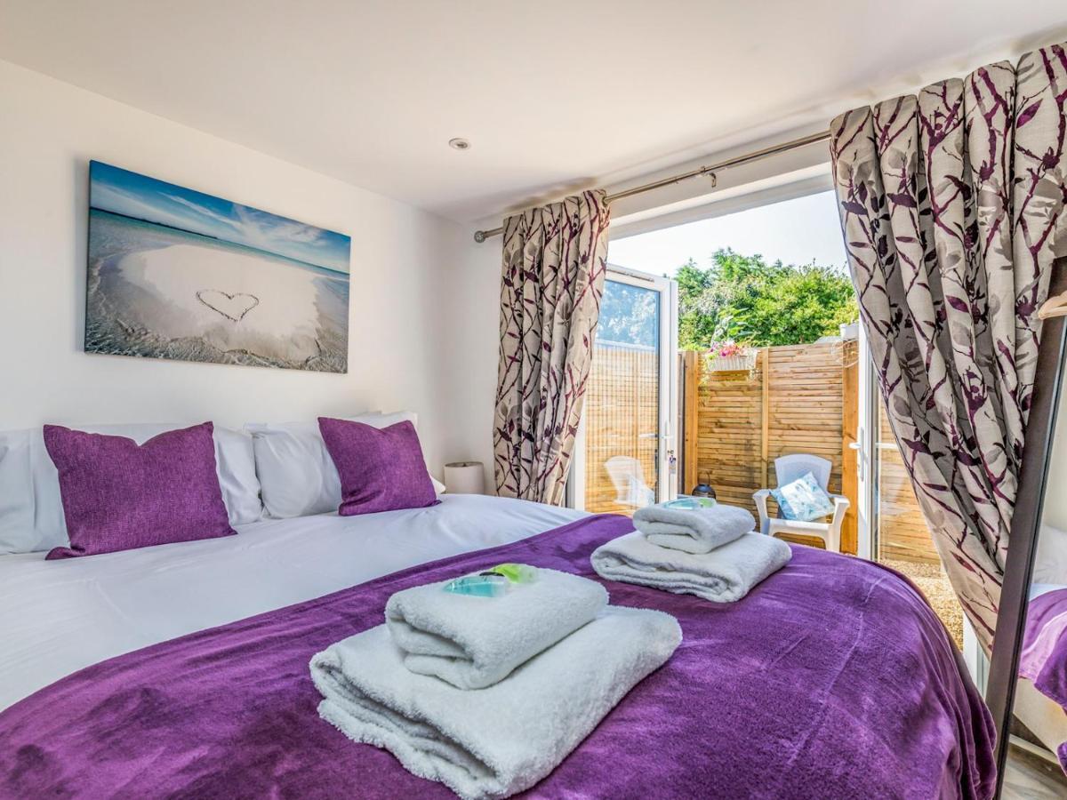 Pass The Keys Charming Chalet A Stones Throw From The Beach Chichester Bagian luar foto