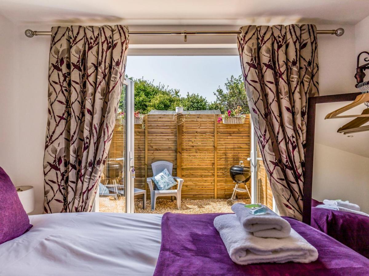 Pass The Keys Charming Chalet A Stones Throw From The Beach Chichester Bagian luar foto