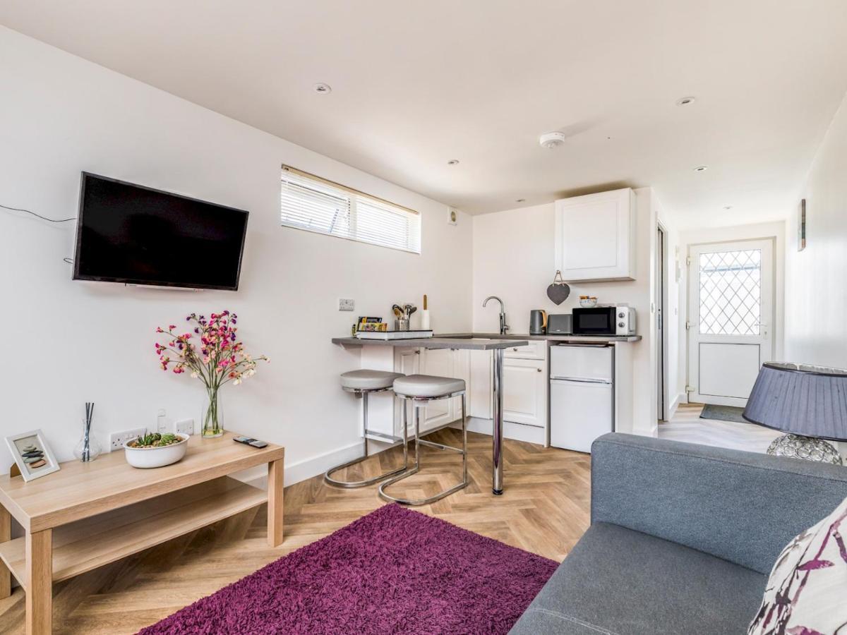 Pass The Keys Charming Chalet A Stones Throw From The Beach Chichester Bagian luar foto