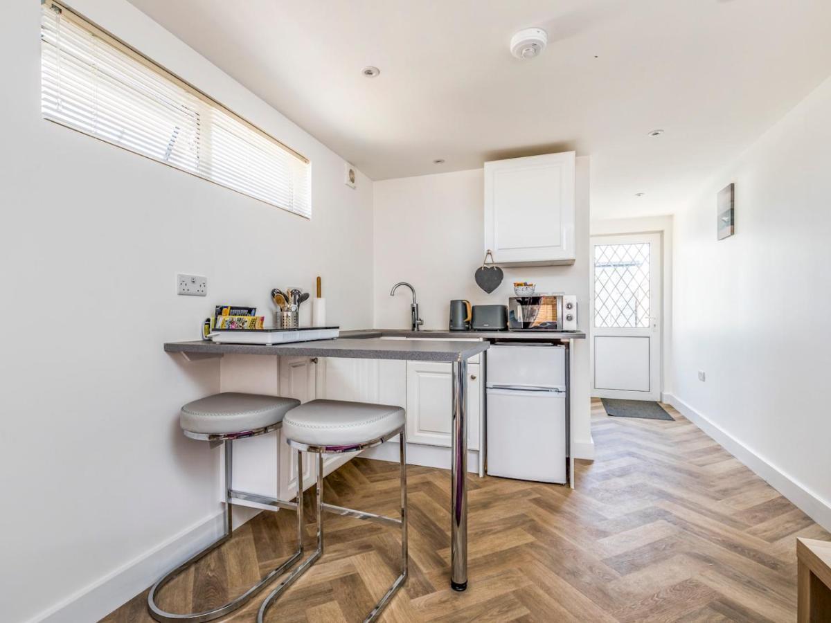 Pass The Keys Charming Chalet A Stones Throw From The Beach Chichester Bagian luar foto